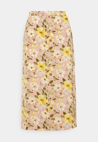 Blommig kjol i rosa, med ett livfullt mönster av gula och vita blommor, tillverkad av mjukt tyg med rak skärning.