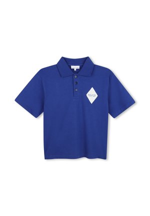 Polo bleu à manches courtes avec trois boutons et un logo blanc en forme de losange sur la poitrine gauche.