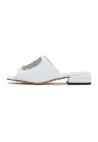 Sandali estivi bianchi con un accento argentato testurizzato, design open-toe, tacco basso a blocco e materiale liscio che mette in evidenza linee pulite.