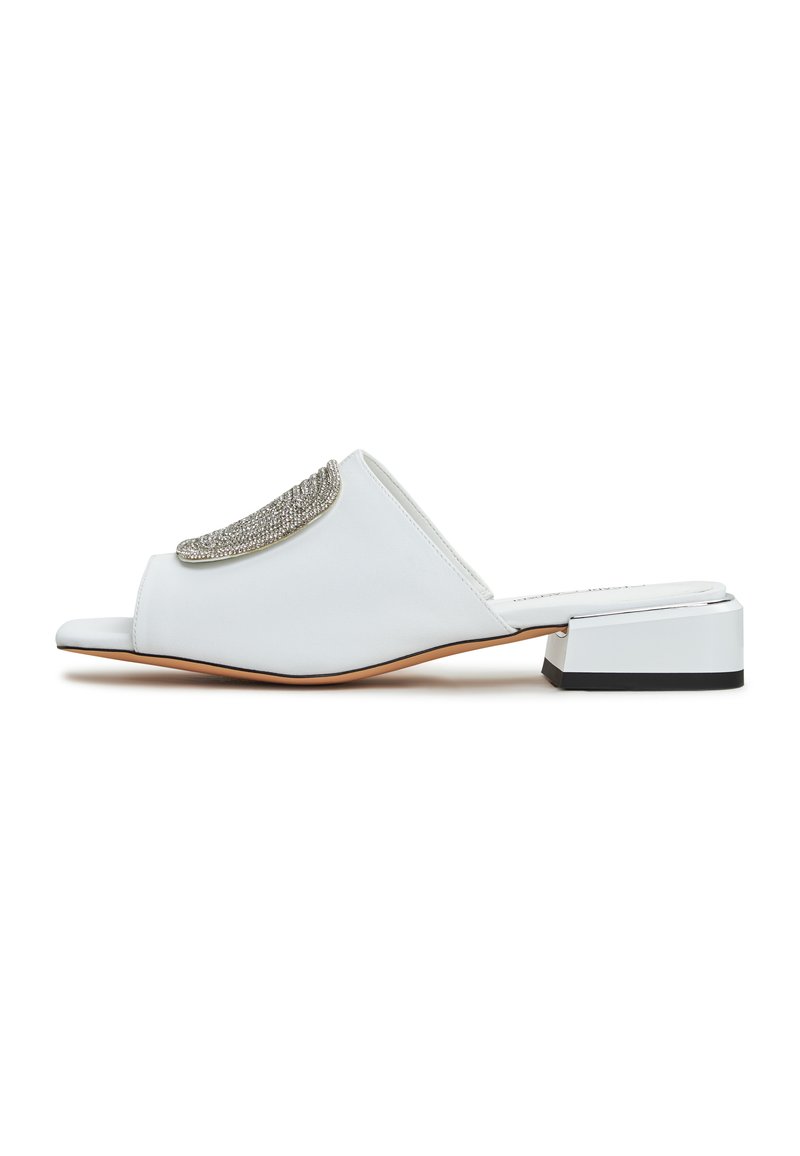 Sandali estivi bianchi con un accento argentato testurizzato, design open-toe, tacco basso a blocco e materiale liscio che mette in evidenza linee pulite.