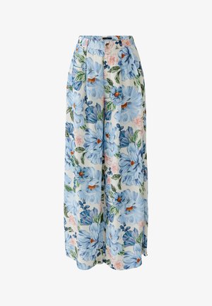 Wijde broek met lichtblauwe en roze bloemenprint op witte stof, elastische tailleband en knoopdetail aan de voorkant.