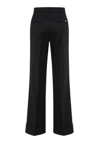 Zwarte broek met een pinstripe patroon en een wijd uitlopende pasvorm, voorzien van een omgeslagen zoom en twee achterzakken, gemaakt van soepele stof.