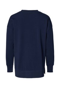 Marineblauer Pullover mit langen Ärmeln, Rundhalsausschnitt, gerippten Bündchen und Seitenschlitzen am Saum. Hergestellt aus weichem, bequemem Stoff.