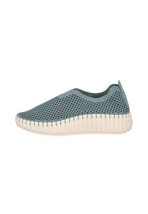 Zapatilla tipo slip-on con parte superior de tela tejida en color azul verdoso y suela blanca gruesa con estrías, diseñada para uso casual y comodidad fácil.