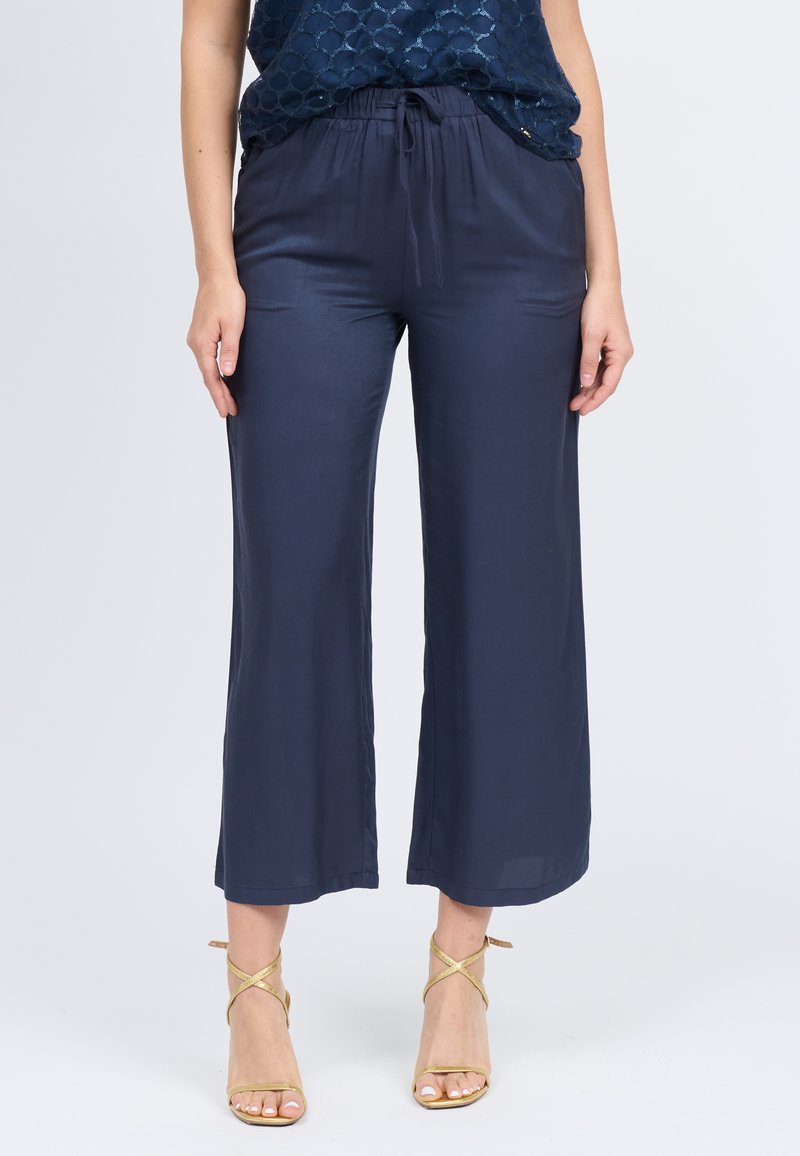 Pantaloni a gamba larga blu navy realizzati in materiale leggero, con vita regolabile e superficie liscia.