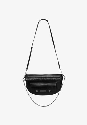 Zwarte leren schoudertas met een klep, voorzien van metalen studs, een kettingriem en een voorvak met twee ronde accenten.