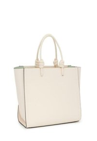 Kremowa skórzana torba na ramię o strukturalnym designie, z podwójnymi uchwytami u góry i gładką teksturą. Posiada kontrastowe szwy wzdłuż krawędzi.