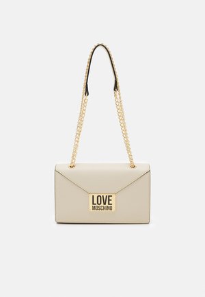 Sac à bandoulière rectangulaire crème avec une bandoulière chaîne dorée et une plaque dorée à l'avant portant l'inscription "LOVE MOSCHINO" en lettres noires.