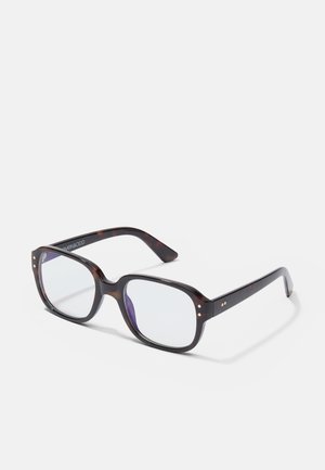 Kehadiran kacamata berbentuk persegi panjang dengan bingkai cangkang kura-kura, lensa bening, bingkai besar, aksen emas, dan desain yang ramping.