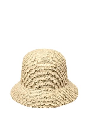 Beige geflochtener Strohhut mit abgerundeter Krone und nach unten abfallender Krempe.