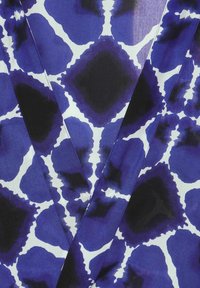 Tessuto con un audace motivo blu, bianco e nero caratterizzato da forme organiche e motivi a diamante, texture morbida e finitura liscia.
