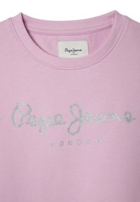 Svetlo ružový sveter s okrúhlym výstrihom a metalickým strieborným textom "Pepe Jeans LONDON". Mäkká textúra s ribovým detailom na golieri.