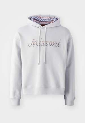 Lys grå hoodie med en kængurulomme, der har et farverigt zigzag-mønster på foret i hætten. "Missoni" er broderet med flerfarvet tråd.