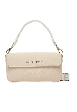 Sac à main en tissu beige Valentino avec fermeture à rabat, logo métallique à l'avant, bandoulière blanche amovible et détails en métal argenté.