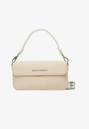 Bolso de mano beige de tela Valentino con cierre de solapa, logo metálico en el frente, correa de hombro blanca desmontable y detalles de herrajes plateados.