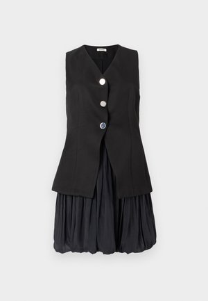 Melna kleita bez piedurknēm ar V veida izgriezumu, trim sudraba pogām, pieguļošu korseti un savāktu, apjomīgu svārku.