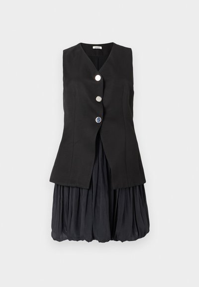 Μαύρο αμάνικο φόρεμα με V-λαιμόκοψη, τρία ασημένια κουμπιά, εφαρμοστό μπούστο και φουσκωτή, πλατιά φούστα.