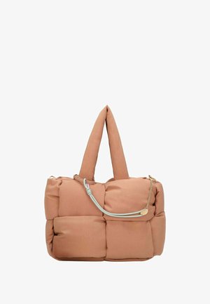 Sac fourre-tout rectangulaire doux rembourré en pêche atténuée avec des poignées épaisses et un cordon décoratif bleu pâle avec un accent de chaîne dorée.