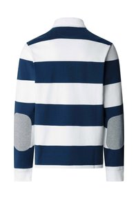 Maglietta a maniche lunghe a righe orizzontali blu navy e bianche con toppe grigie sui gomiti e colletto bianco, vista da dietro.
