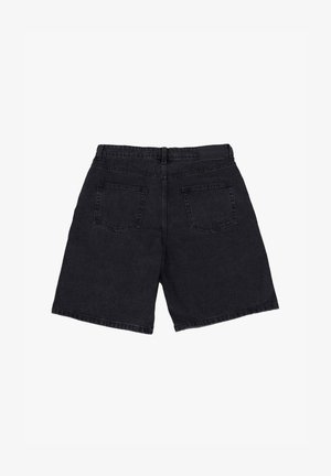 Pantaloni shorts in denim nero con design a gamba dritta, dotati di due tasche posteriori, chiusura con cerniera e una cintura per la regolazione.