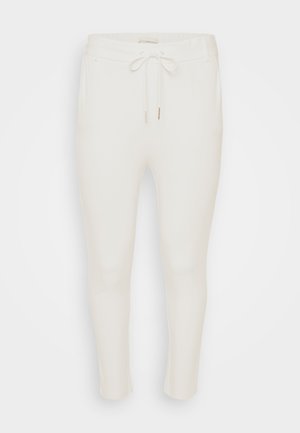 Witte jogpant met een elastische tailleband en verstelbare trekkoord. Gemaakt van zachte stof met een gladde textuur en een taps toelopend ontwerp.