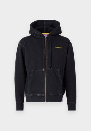 Musthave musta kapuutsiga sviiter, mis on valmistatud puuvillast, käe küljes kangaroo tasku, valged õmblused ja väike kollane logo rinnal.