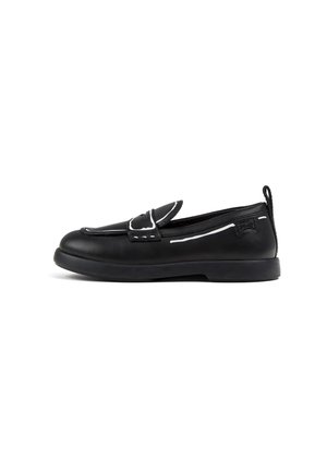 Zwarte leren loafers met een ronde neus, voorzien van witte stiksels en een klein hakje. Instapontwerp met een trekband aan de achterkant.