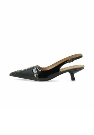 Chaussure slingback noire en cuir verni pointue avec petit talon kitten et bride à boucle sur fond blanc.