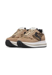 Sneakers beige in suede con accenti a stampa leopardata, dettagli in pelle nera e suole in gomma bianca. Presentano lacci testurizzati e una soletta imbottita.