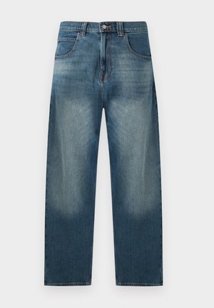 Kék, egyenes szárú farmernadrág elhalványult elejű, öt zsebes, övcsipeszes, gombos és cipzáras elől.