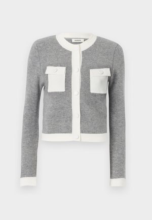 Szürke kötött kardigán fehér kontrasztos gallérral és zsebekkel, gombos elülső záródással és bordázott mandzsettákkal.