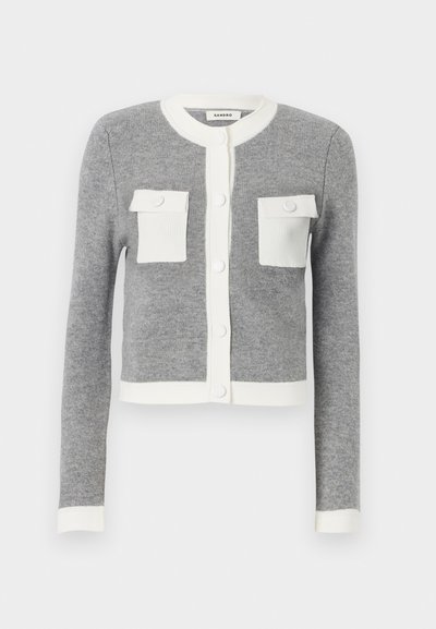 Grauer Strickcardigan mit weißen kontrastierenden Kragen und Taschen, mit einer Knopfleiste und gerippten Bündchen.