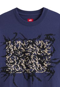 Marineblaues T-Shirt mit einem auffälligen abstrakten schwarz-beigen Grafikdesign auf der Vorderseite, aus weicher Baumwolle gefertigt, mit Rundhalsausschnitt und kurzen Ärmeln.