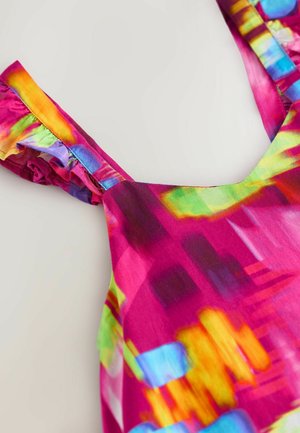 Bunt gefüttertes Kleid mit gerüschten rosa Trägern, das ein auffälliges abstraktes Muster in leuchtenden Farben wie Gelb, Blau und Grün auf leichtem Stoff zeigt.