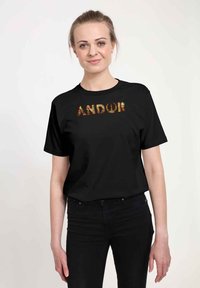Sort kortærmet t-shirt med "ANDOR" i farverigt, mønstrede bogstaver på tværs af brystet. Letvægts, afslappet design.