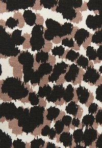 Leopardenmusterstoff mit schwarzen Flecken auf einem beige-weißen Hintergrund, mit einer gerippten Textur, die das Designdetail verstärkt.