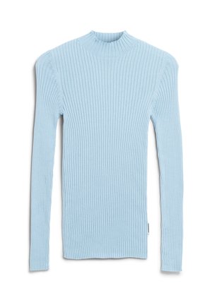 Maglione a maniche lunghe azzurro chiaro a coste con collo alto. Presenta strisce verticali, una texture morbida e un design aderente. Etichetta visibile sul lato.