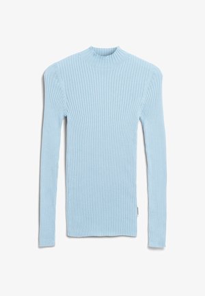 Lichtblauwe geribde trui met lange mouwen en hoge hals. Voorzien van verticale strepen, zachte textuur en strakke pasvorm. Label zichtbaar aan de zijkant.