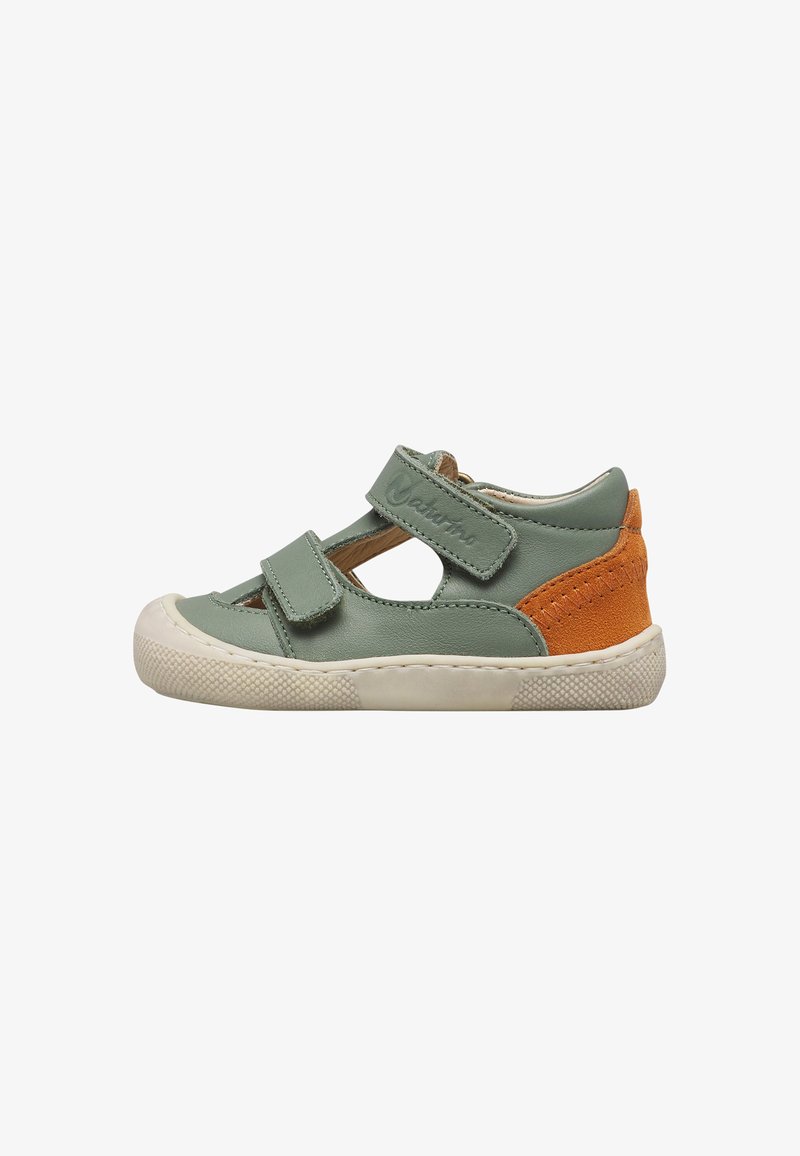 Sandale pour enfants verte et orange avec deux brides en Velcro réglables et une semelle en caoutchouc blanche texturée.