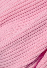 Rosa gestrickter Stoff mit weicher Textur, der gerippte Muster zeigt und ein gleichmäßiges Erscheinungsbild überlappender Falten aufweist.