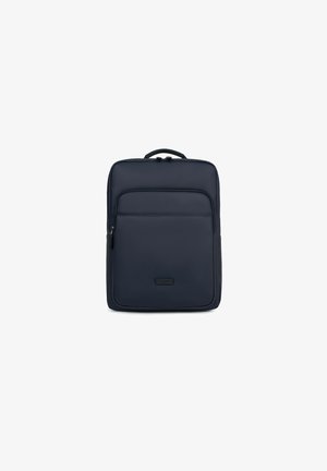 Sac à dos bleu marine avec une surface lisse et texturée, poche zippée à l'avant, poignée supérieure et un branding subtil sur le panneau avant.
