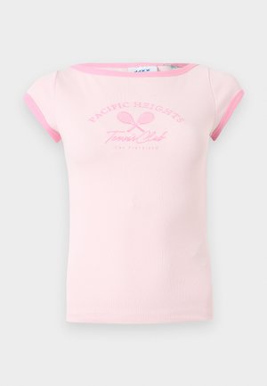 Lys rosa ribbestrikket kortermet skjorte med mørkere rosa kant og tekst "Pacific Heights Tennis Club San Francisco" med logo av kryssede tenniskøller.