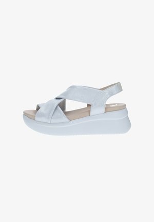 Sandalias de cuña plateadas y blancas con un diseño de tiras cruzadas. Presentan una textura suave y brillante y una plantilla acolchada. Cierre trasero con suela de goma.