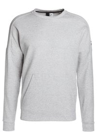 Sweatshirt gris clair en tissu doux, avec un col rond, des manches longues et une poche kangourou à l'avant. Design simple sans motifs.