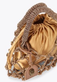 Metalen bronzen handtas met een satijnen interieur, voorzien van een geknoopte gaasontwerp en een versierde handgreep. Inclusief een decoratief leren label.