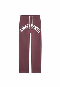 Un pantalon de survêtement bordeaux avec un imprimé blanc en courbe "SWEET PANTS" sur le devant, une taille élastique et un cordon de serrage. Tissu doux avec une texture lisse.