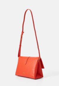 Borsa a tracolla in pelle arancione con design strutturato, dotata di una parte superiore piatta, tracolla regolabile e dettagli in metallo dorato.