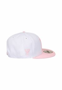 Weiße Kappe mit pinkem Schirm und pinken, bestickten Details. Verfügt über ein strukturiertes Design und einen verstellbaren Verschluss auf der Rückseite.