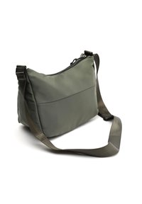 Borsa a spalla verde oliva realizzata in morbido tessuto testurizzato con zip superiore, tracolla regolabile e tasca frontale piatta.