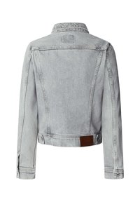 Hellgraue Jeansjacke mit taillierter Passform, spitzem Kragen, Rückenpasse und dezenter Logo-Applikation im unteren Rückenbereich. Mit Knopfmanschetten ausgestattet.